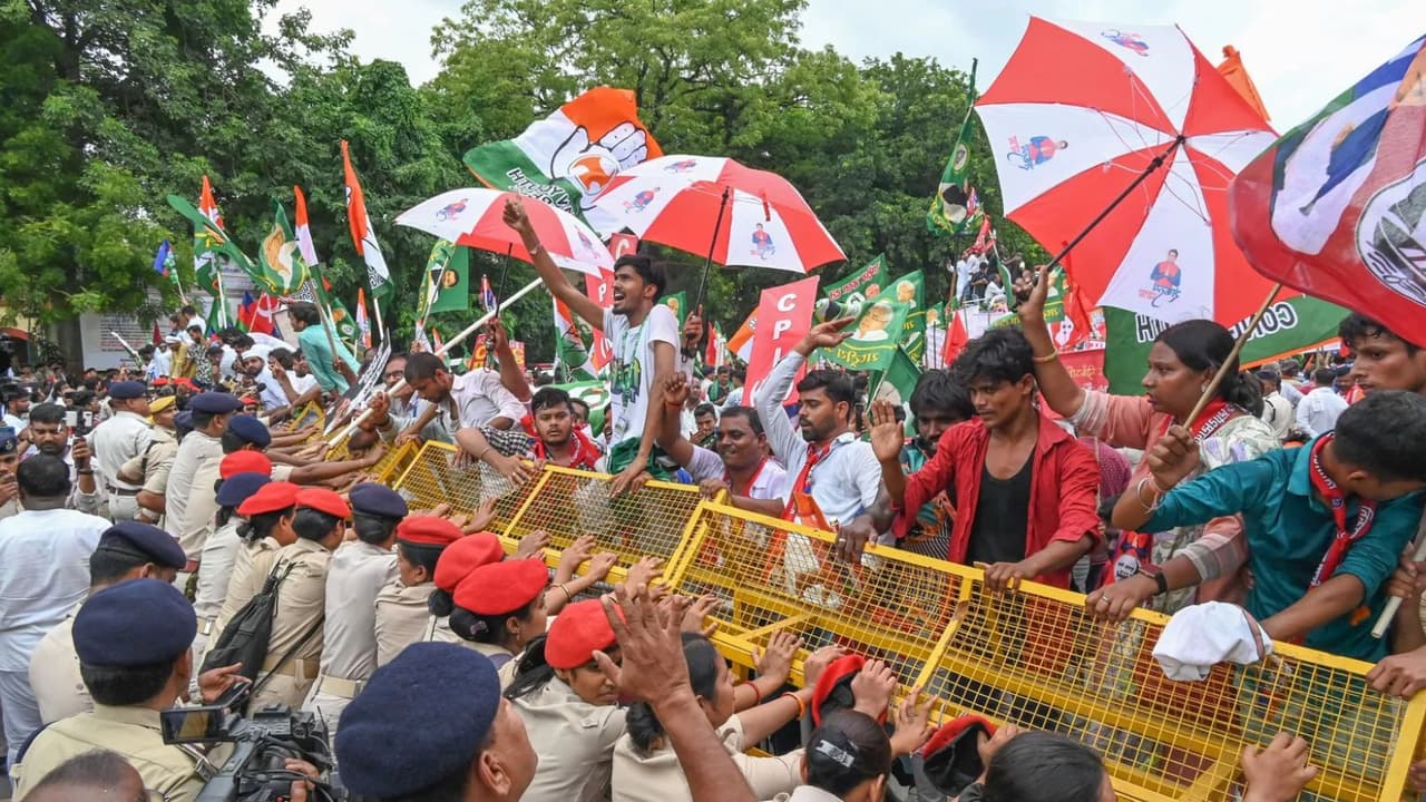 पटना से लेकर छपरा तक बिहार बंद का असर पटना से लेकर छपरा तक बिहार बंद का असर