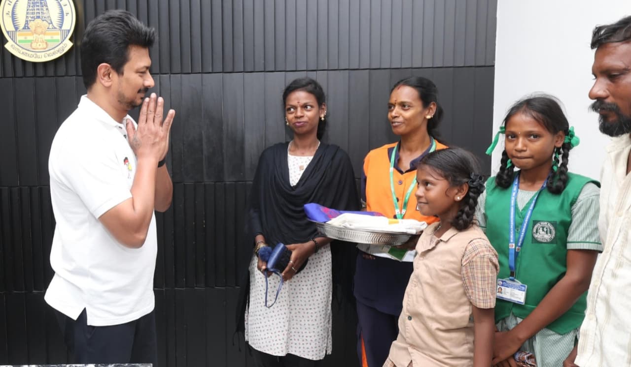 கீழே கிடந்த தங்க செயின்