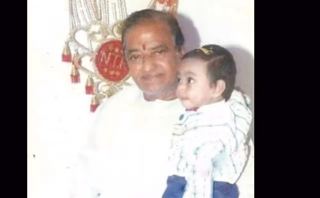 ఎన్టీఆర్ ఎత్తుకున్న చిన్నారి ఎవరు? ఎన్టీఆర్ ఎత్తుకున్న చిన్నారి ఎవరు?