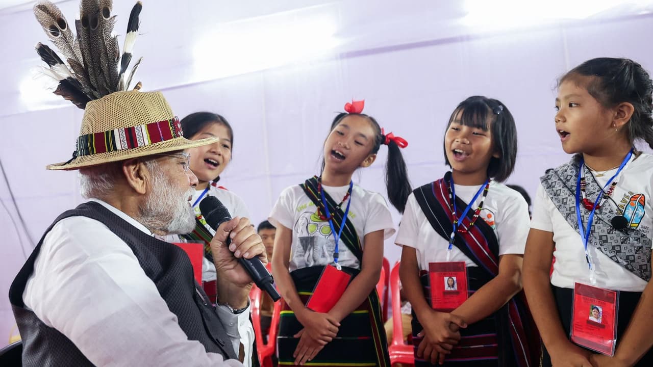मणिपुर में पीएम ने की बच्चों से बात मणिपुर में पीएम ने की बच्चों से बात