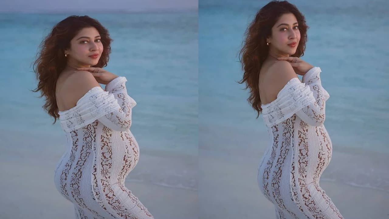 सोनारिका भदौरिया ने फ्लान्ट किया बेबी बंप सोनारिका भदौरिया ने फ्लान्ट किया बेबी बंप