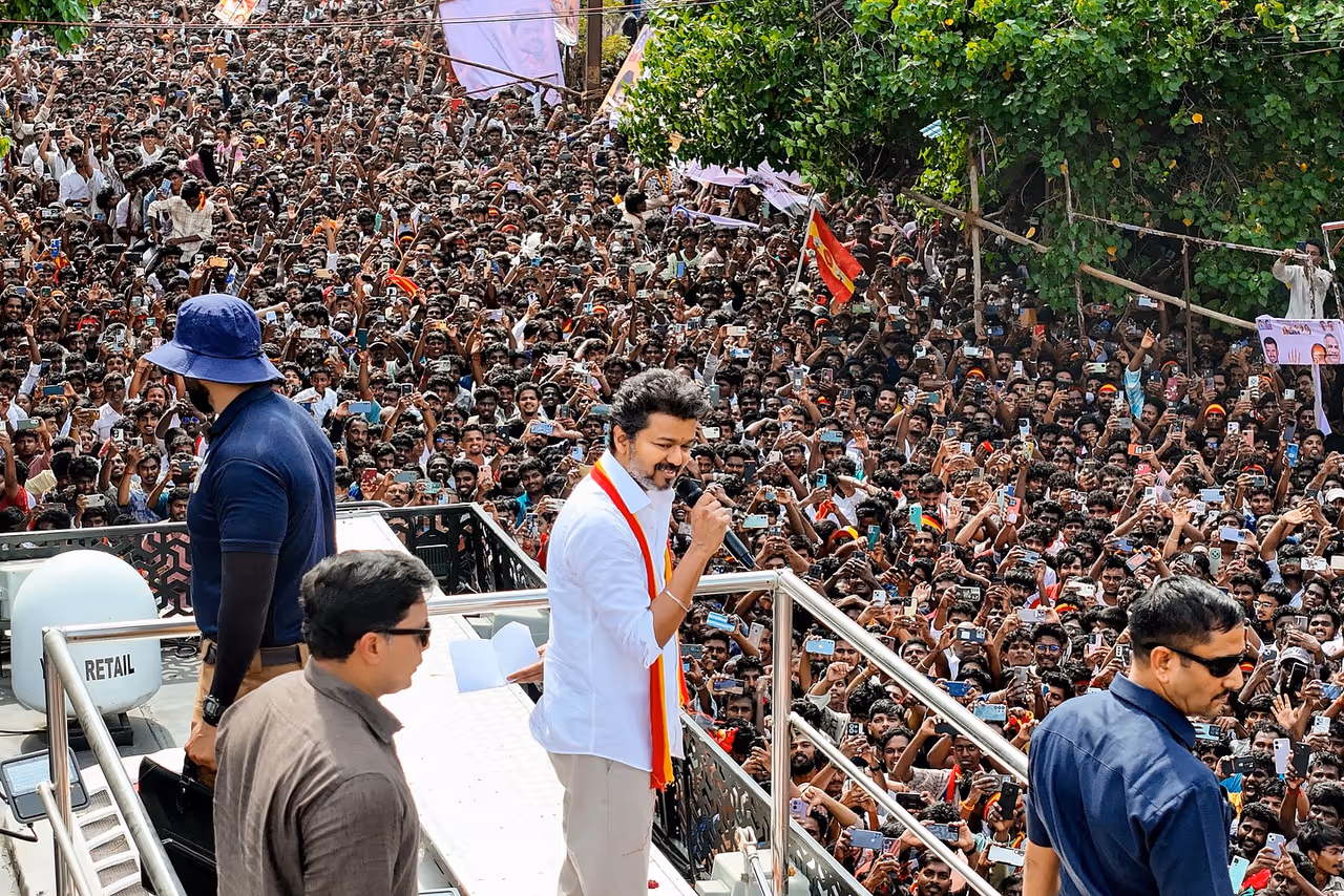 "உங்கள் விஜய், நான் வரேன்" "உங்கள் விஜய், நான் வரேன்"