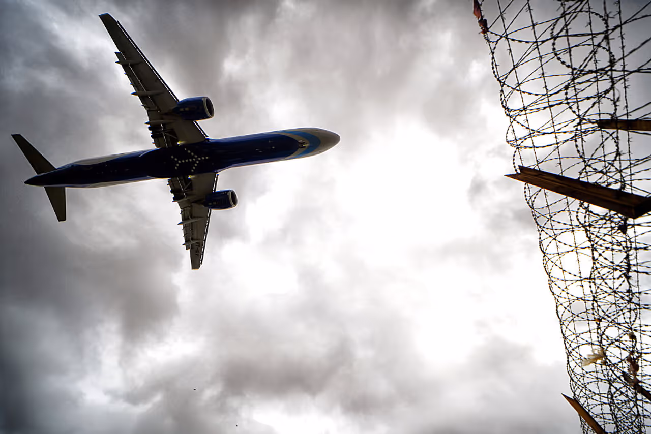 விமான சக்கரத்தில் தொற்றிக்கொண்டு வந்த சிறுவன் விமான சக்கரத்தில் தொற்றிக்கொண்டு வந்த சிறுவன்