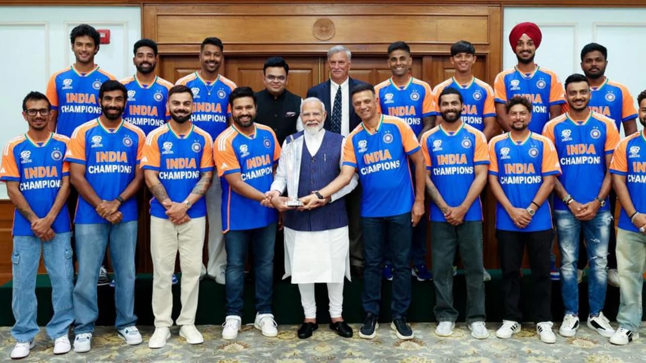 टी20 वर्ल्ड कप 2024 जीतने के बाद पीएम हाउस पहुंचे क्रिकेटर टी20 वर्ल्ड कप 2024 जीतने के बाद पीएम हाउस पहुंचे क्रिकेटर