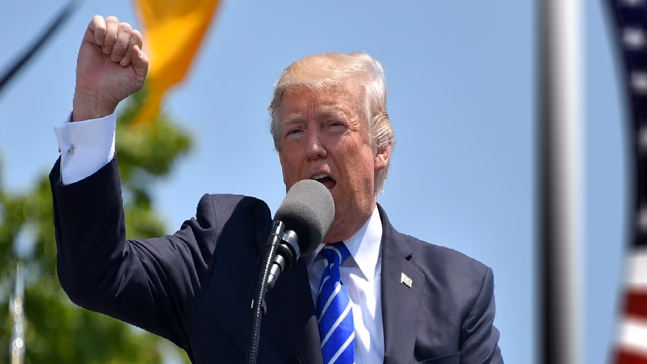 வெளிநாட்டு ஊழியர்களுக்கு ஆப்பு வைத்த டிரம்ப் வெளிநாட்டு ஊழியர்களுக்கு ஆப்பு வைத்த டிரம்ப்