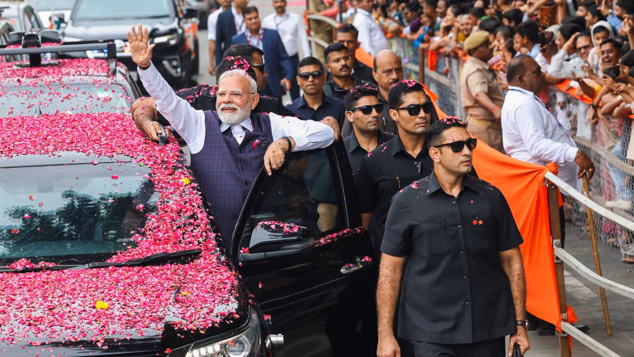 जब भावनगर की जनता के बीच पहुंचे पीएम मोदी जब भावनगर की जनता के बीच पहुंचे पीएम मोदी