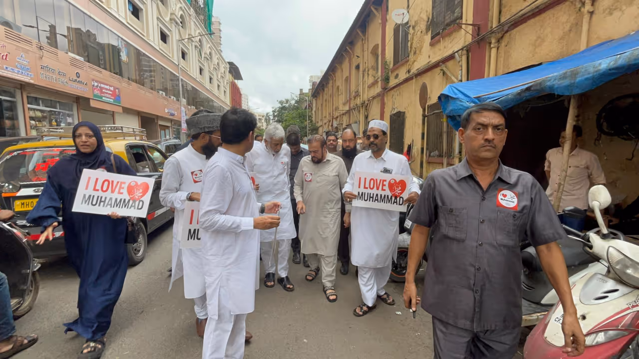"ಐ ಲವ್ ಮುಹಮ್ಮದ್" ಬ್ಯಾನರ್ ಹಿಡಿದು ಪ್ರತಿಭಟನೆ
