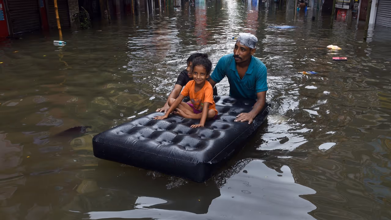 कोलकाता में पिता खौफ में तो बेटा मुस्कुराता रहा कोलकाता में पिता खौफ में तो बेटा मुस्कुराता रहा