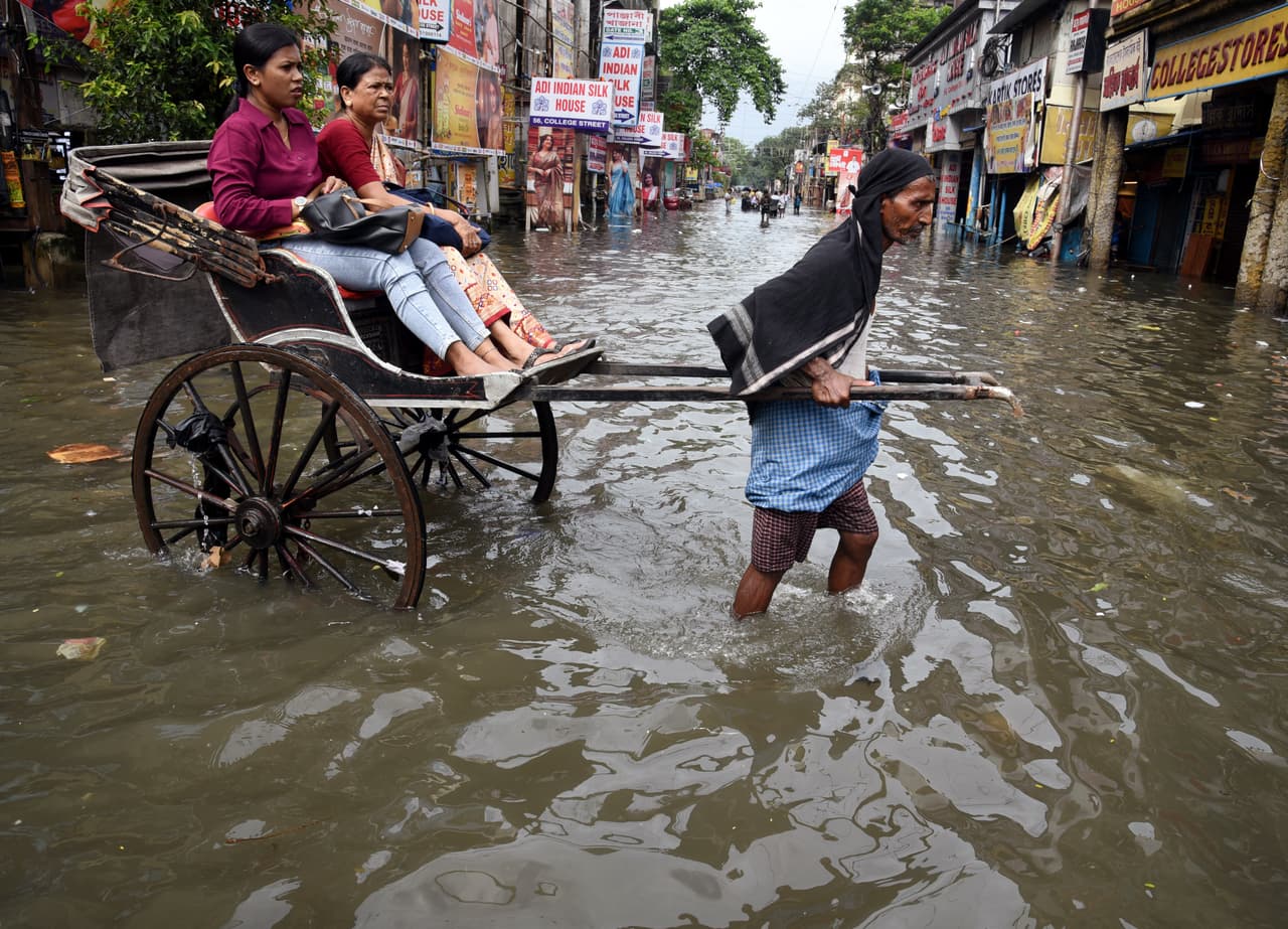 জমা চলে কলকাতার গতি হাতে টানা রিকশা জমা চলে কলকাতার গতি হাতে টানা রিকশা