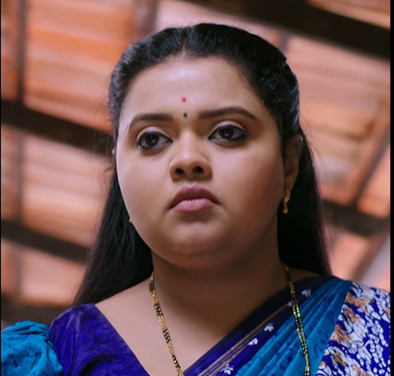 ಸನ್ನೆ ಮಾಡಿದ ಶಾರದಮ್ಮ