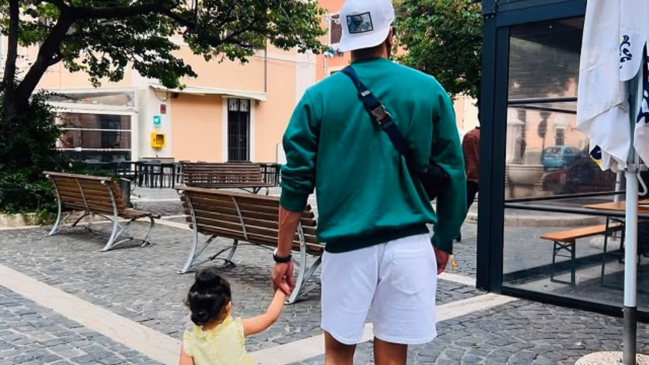 मुकेश अंबानींच्या घराला भारी पडेल असं 'या' सेलिब्रेटींचे घर तयार, दिवाळीचा जश्न जल्लोषात होणार साजरा मुकेश अंबानींच्या घराला भारी पडेल असं 'या' सेलिब्रेटींचे घर तयार, दिवाळीचा जश्न जल्लोषात होणार साजरा