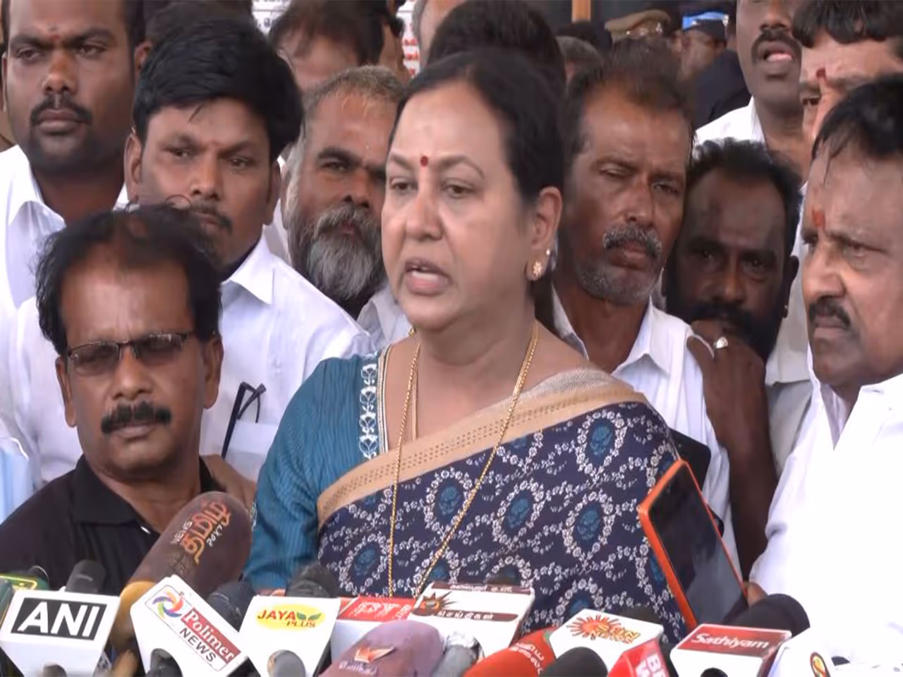 DMDK নেত্রীর অভিযোগ DMDK নেত্রীর অভিযোগ