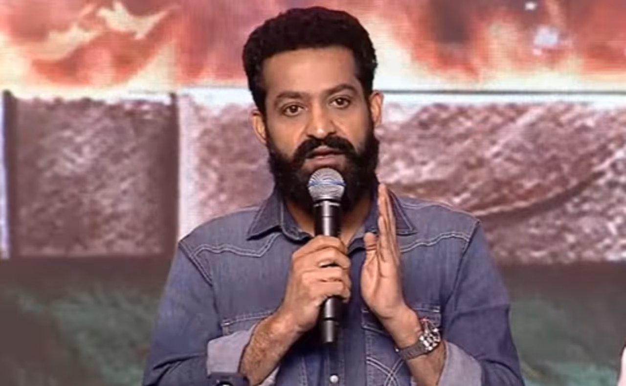 నొప్పితో బాధపడుతూ `కాంతారః చాప్టర్ 1` ఈవెంట్కి ఎన్టీఆర్ నొప్పితో బాధపడుతూ `కాంతారః చాప్టర్ 1` ఈవెంట్కి ఎన్టీఆర్