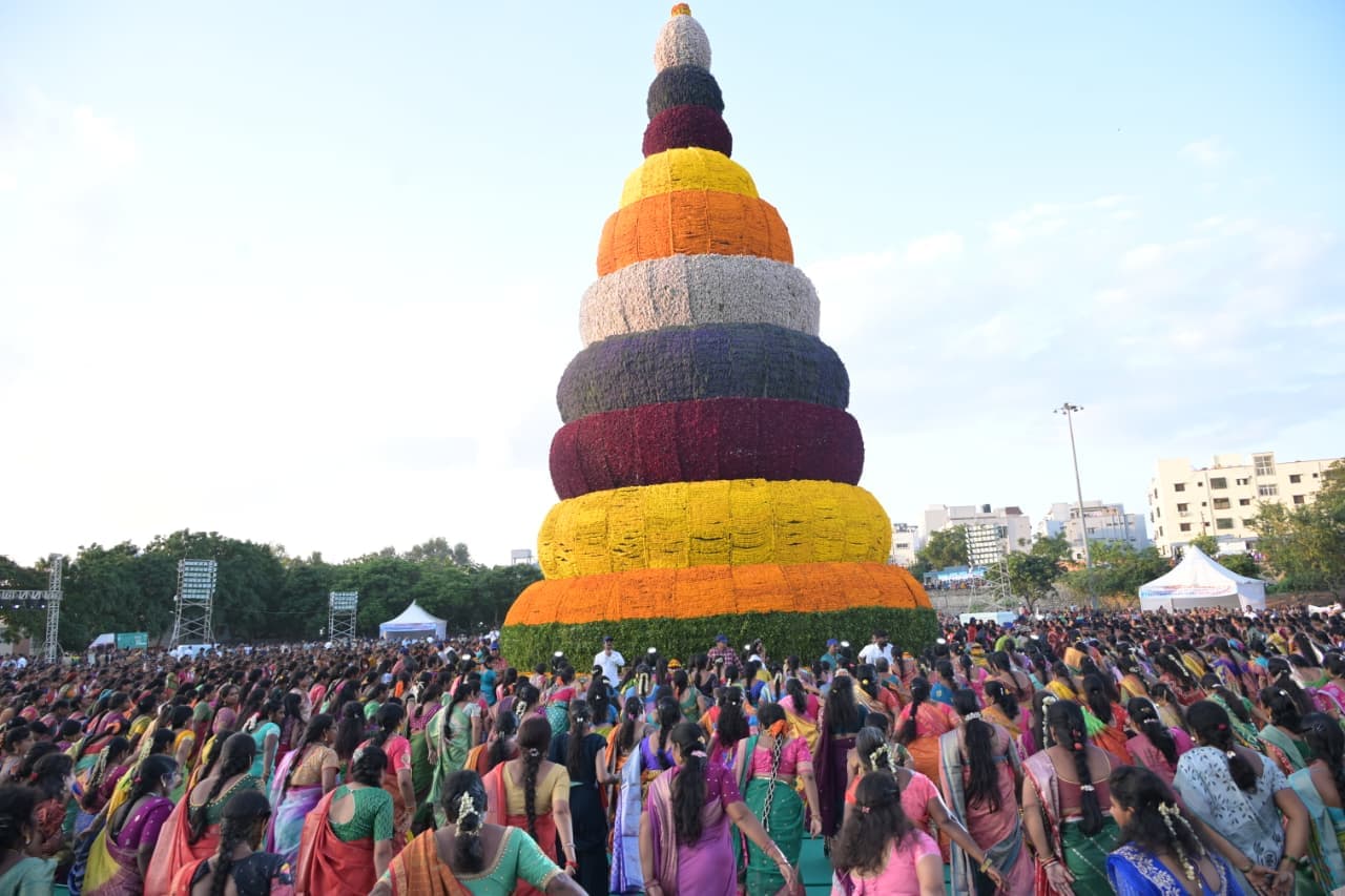 Bathukamma : 63 అడుగుల ఎత్తైన భారీ బతుకమ్మ