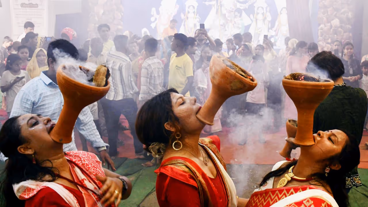 धुनुची नृत्य कर देवी मां की उपासना 