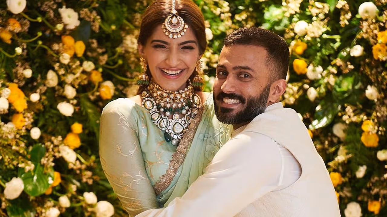 Sonam Kapoor Announces Second Pregnancy with Baby Bump Photos Sonam Kapoor Announces Second Pregnancy with Baby Bump Photos
