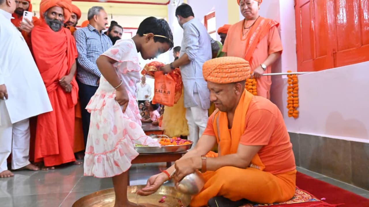 महानवमी पर सीएम योगी ने किया कन्या पूजन, नन्हीं बालिकाओं के पांव पखारे महानवमी पर सीएम योगी ने किया कन्या पूजन, नन्हीं बालिकाओं के पांव पखारे