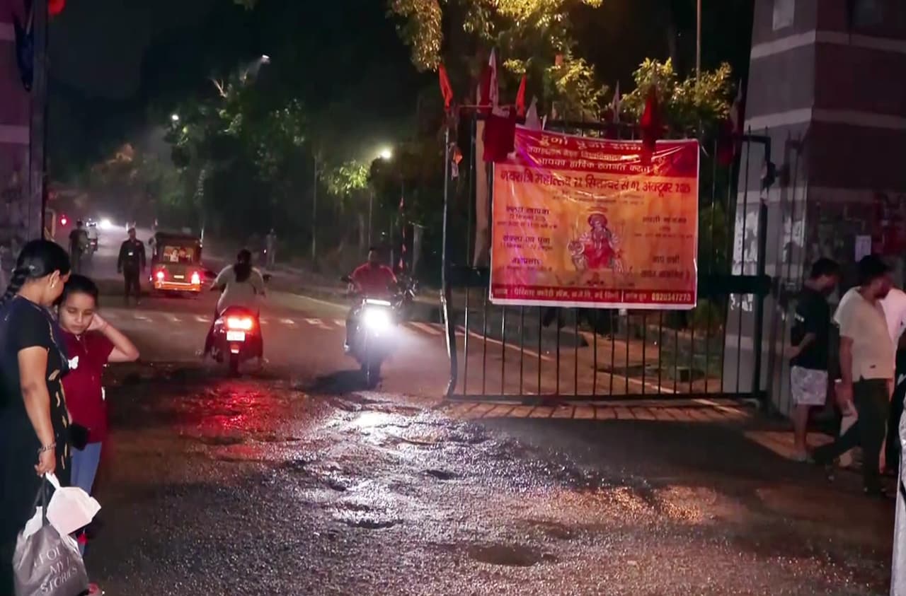 বিজয় দশমীর রাতে উত্তাল JNU