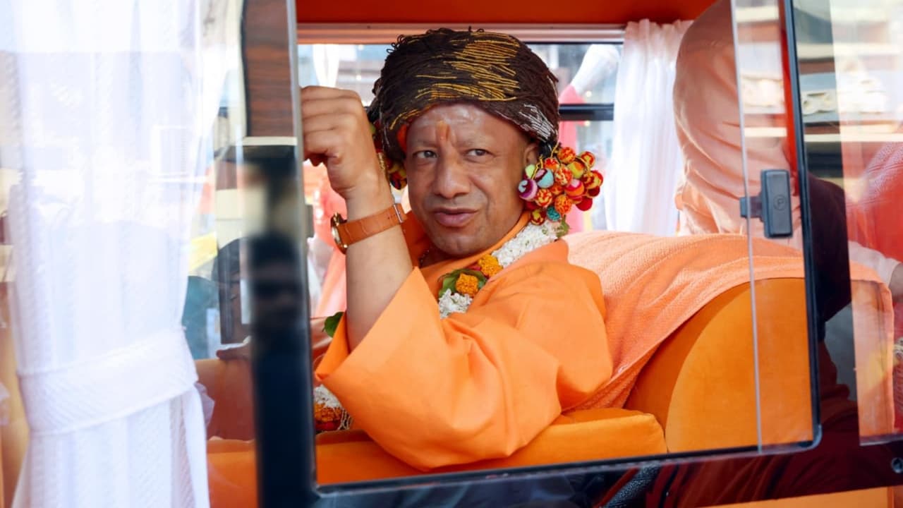 क्या आपने देखा गोरक्षपीठाधीश्वर की भव्य विजय शोभायात्रा? 