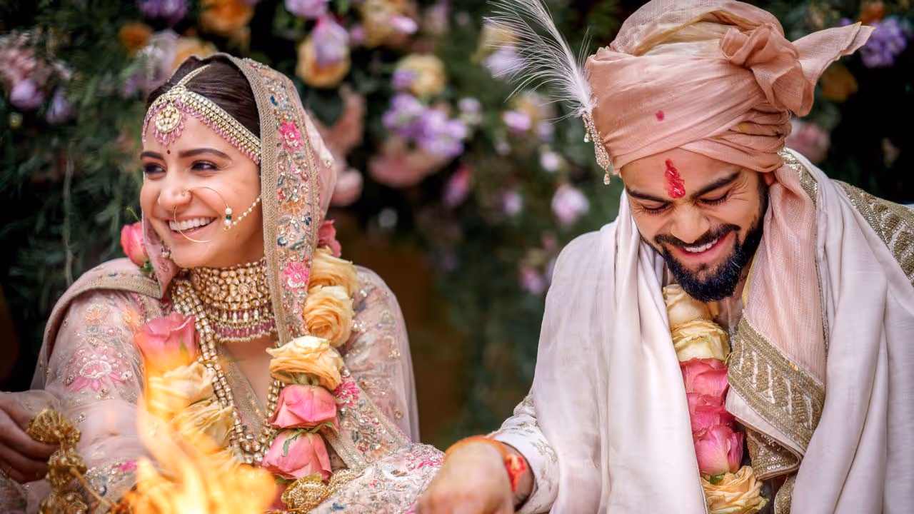 विराटने अनुष्काची हिल्सवरून घेतली होती मजा, वाचून पोट दुखेपर्यंत येईल हसायला विराटने अनुष्काची हिल्सवरून घेतली होती मजा, वाचून पोट दुखेपर्यंत येईल हसायला