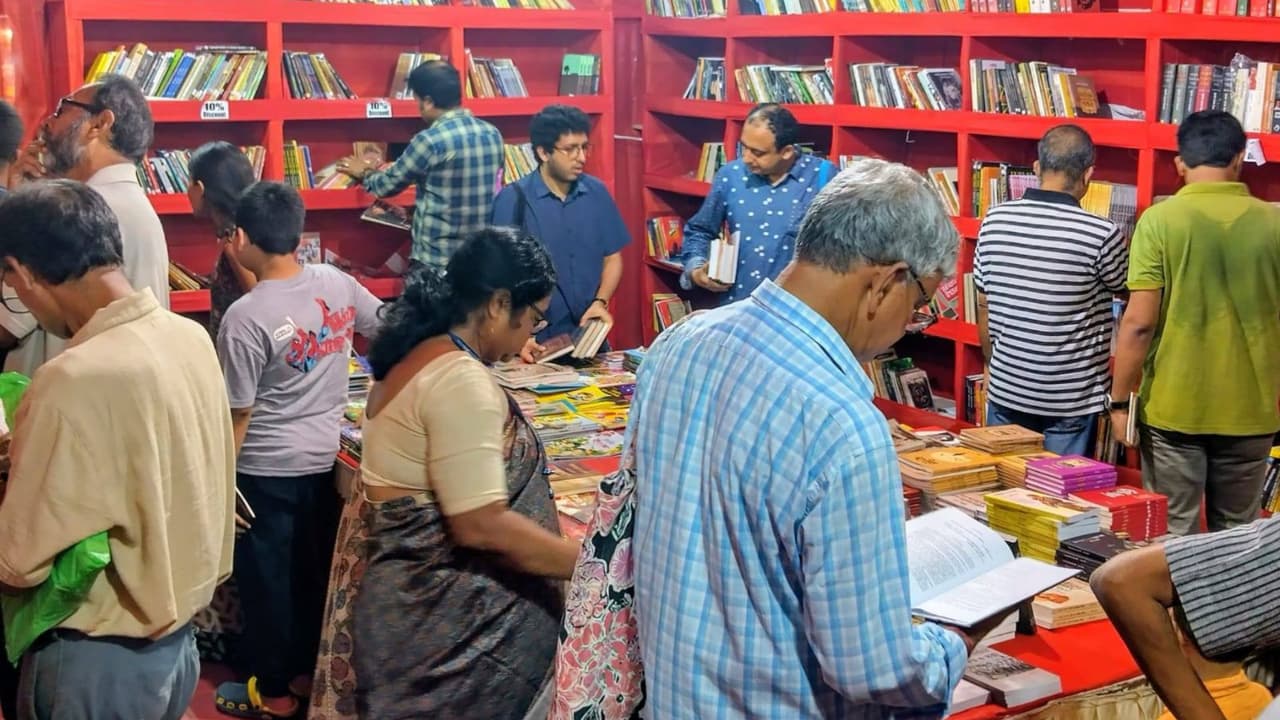 অন্যতম একটি হল যাদবপুর ৮বি মোড়ের বুক স্টলটি