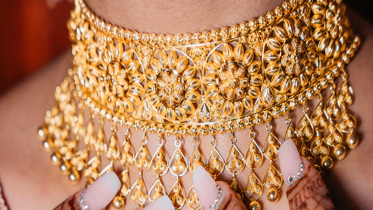 தங்கத்துக்கும் வெள்ளிக்கும் செம போட்டி