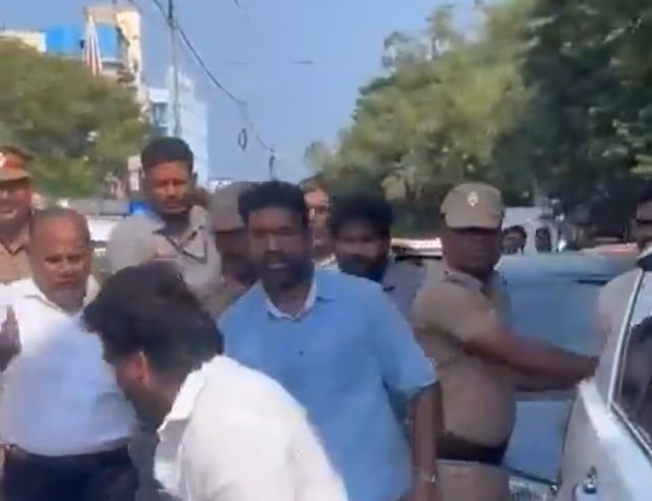 வழக்கறிஞரை அடித்து விரட்டிய விசிக