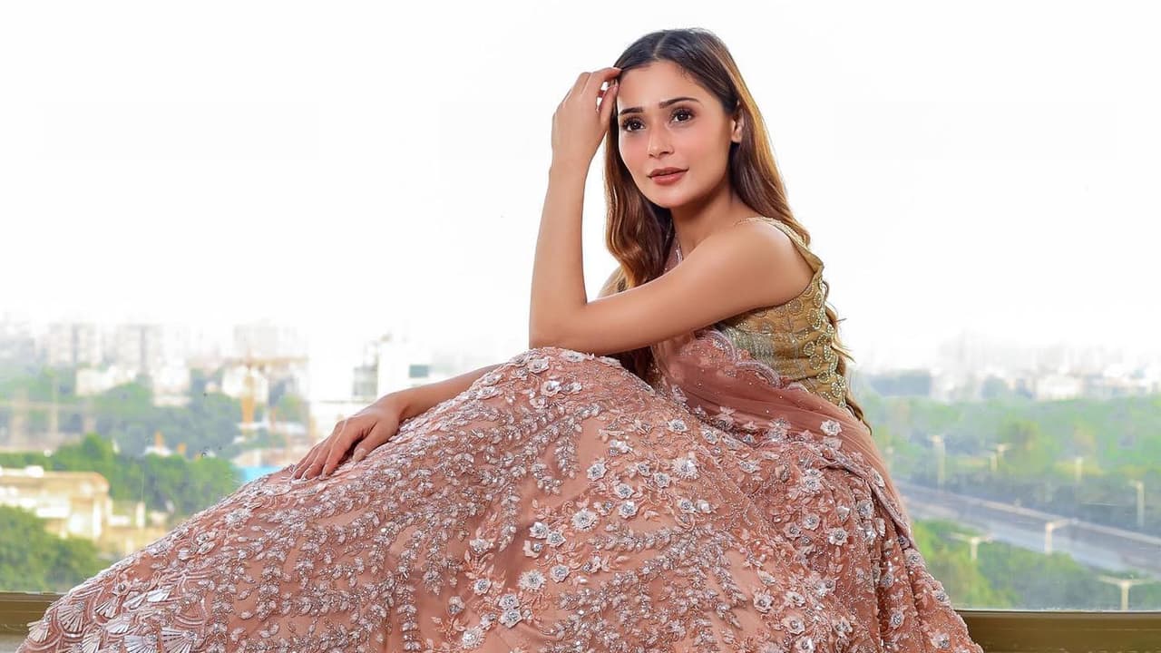 कौन है सारा खान