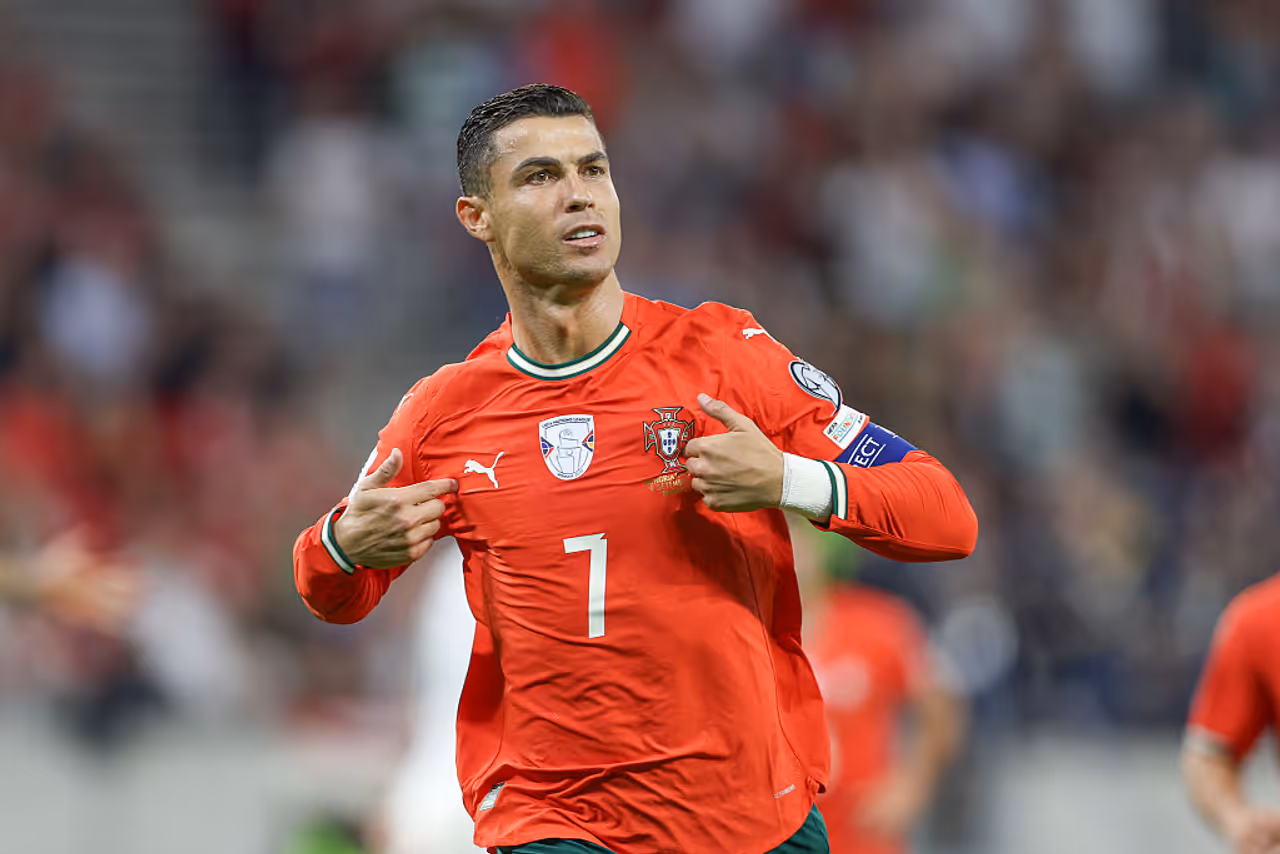 সরকারিভাবে বিশ্বের প্রথম ফুটবলার হিসেবে বিলিয়নেয়ার হওয়ার নজির গড়লেন ক্রিশ্চিয়ানো রোনাল্ডো