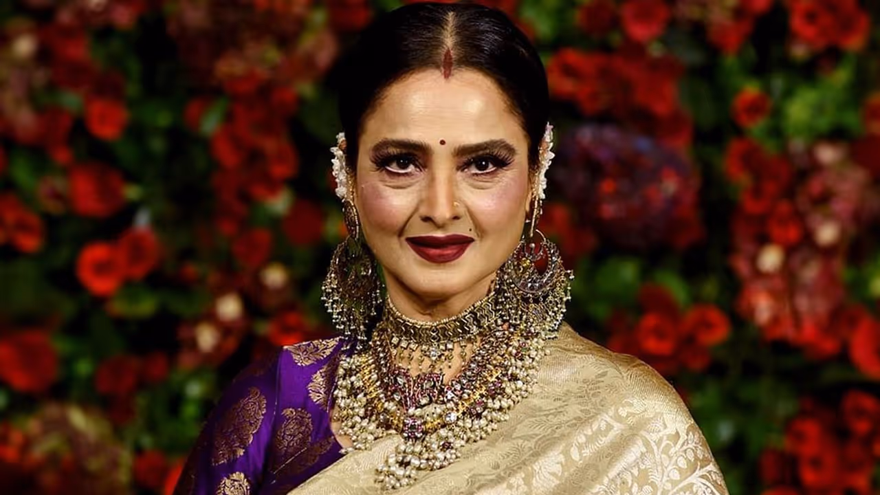 अभिनेत्री रेखांच्या संपत्तीचा आकडा ऐकून व्हाल शॉक, ३२ वर्षांपासून सोबत असणाऱ्या मॅनेजरला किती कोटी मिळणार? अभिनेत्री रेखांच्या संपत्तीचा आकडा ऐकून व्हाल शॉक, ३२ वर्षांपासून सोबत असणाऱ्या मॅनेजरला किती कोटी मिळणार?