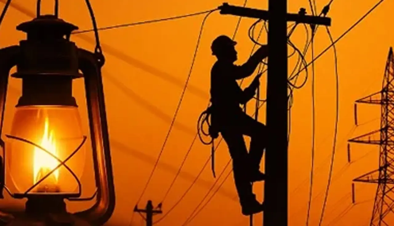  துணை மின் நிலையங்களில் பராமரிப்பு பணி 