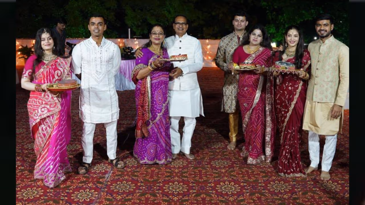 शिवराज सिंह ने पूरे परिवार के साथ मनाया करवा चौथ शिवराज सिंह ने पूरे परिवार के साथ मनाया करवा चौथ