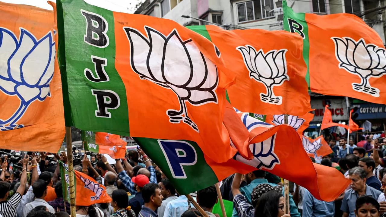 కాంగ్రెస్, బీఆర్ఎస్, బీజేపీల మధ్య త్రిముఖ పోటీ 