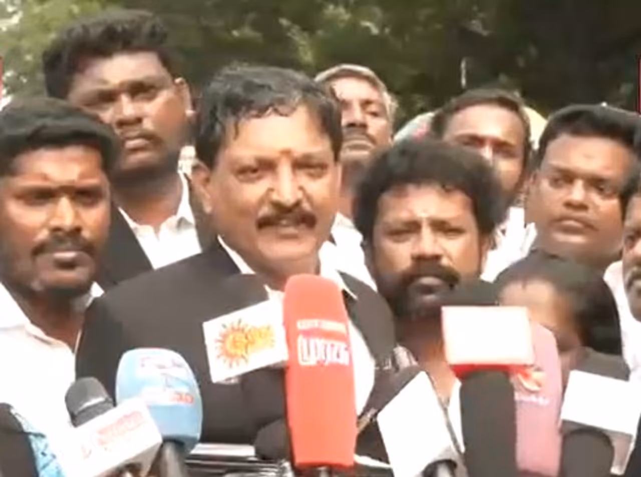 கார், ஸ்கூட்டர் மீது மோதவே இல்லை 