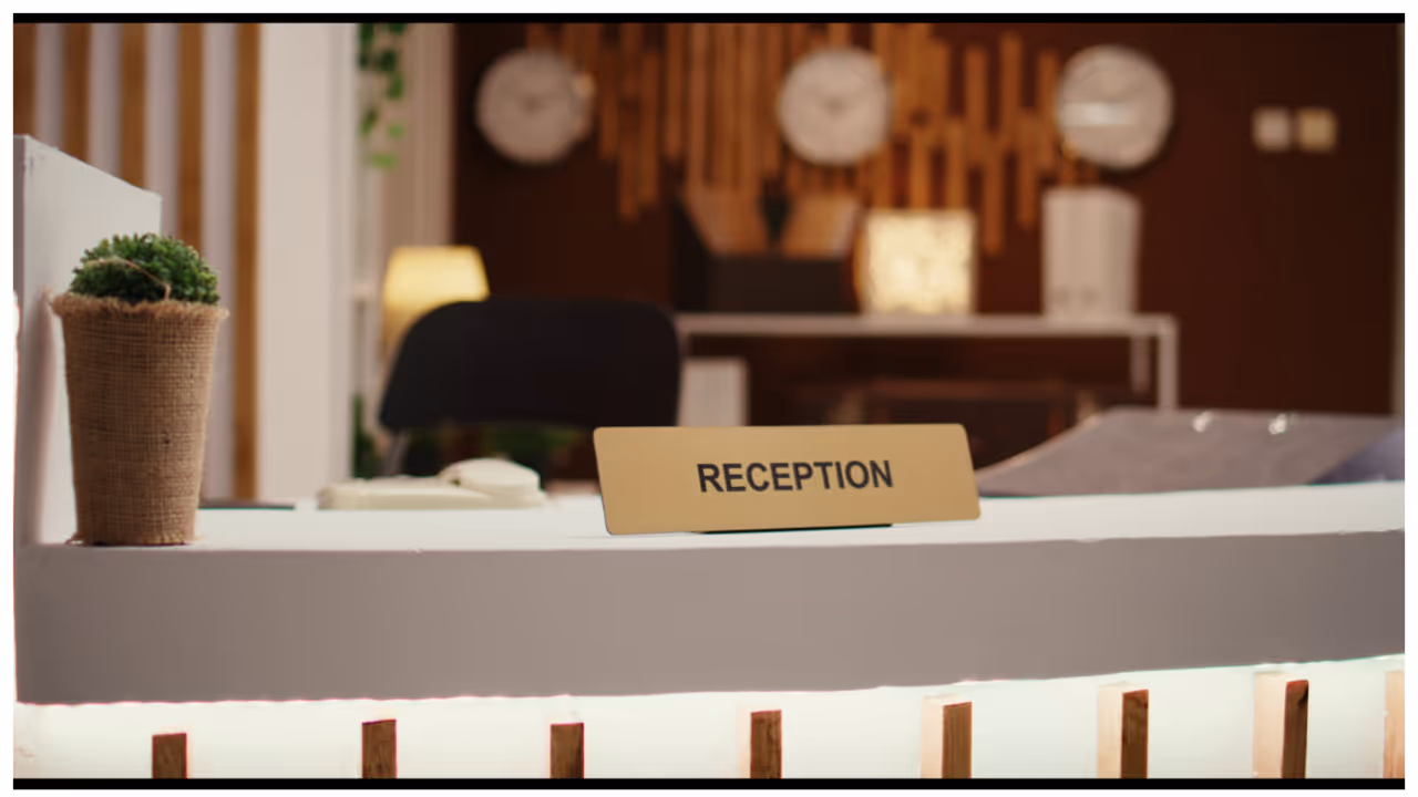 ചെക്ക് ഇൻ & ചെക്ക് ഔട്ട്