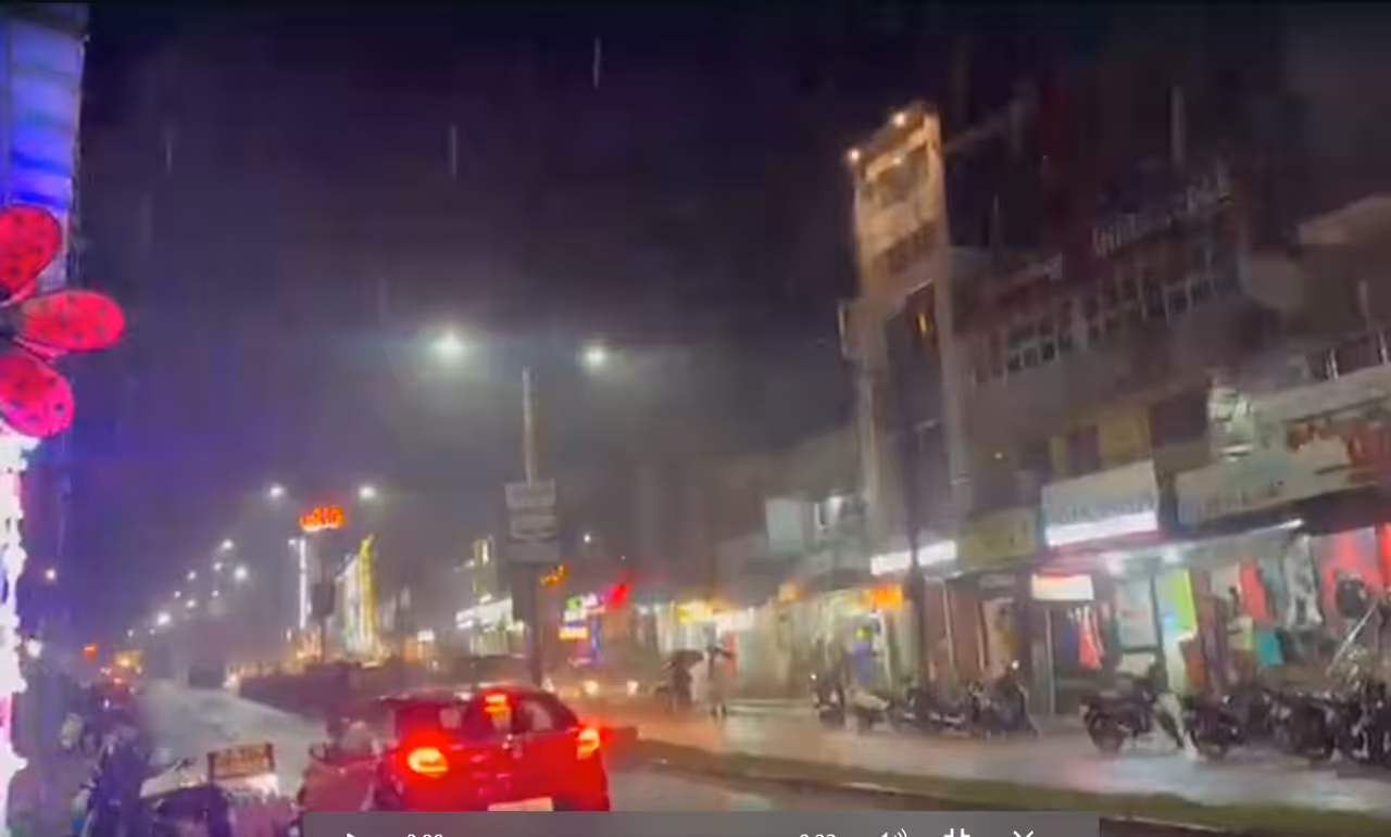 வெளுத்து வாங்கும் பருவமழை