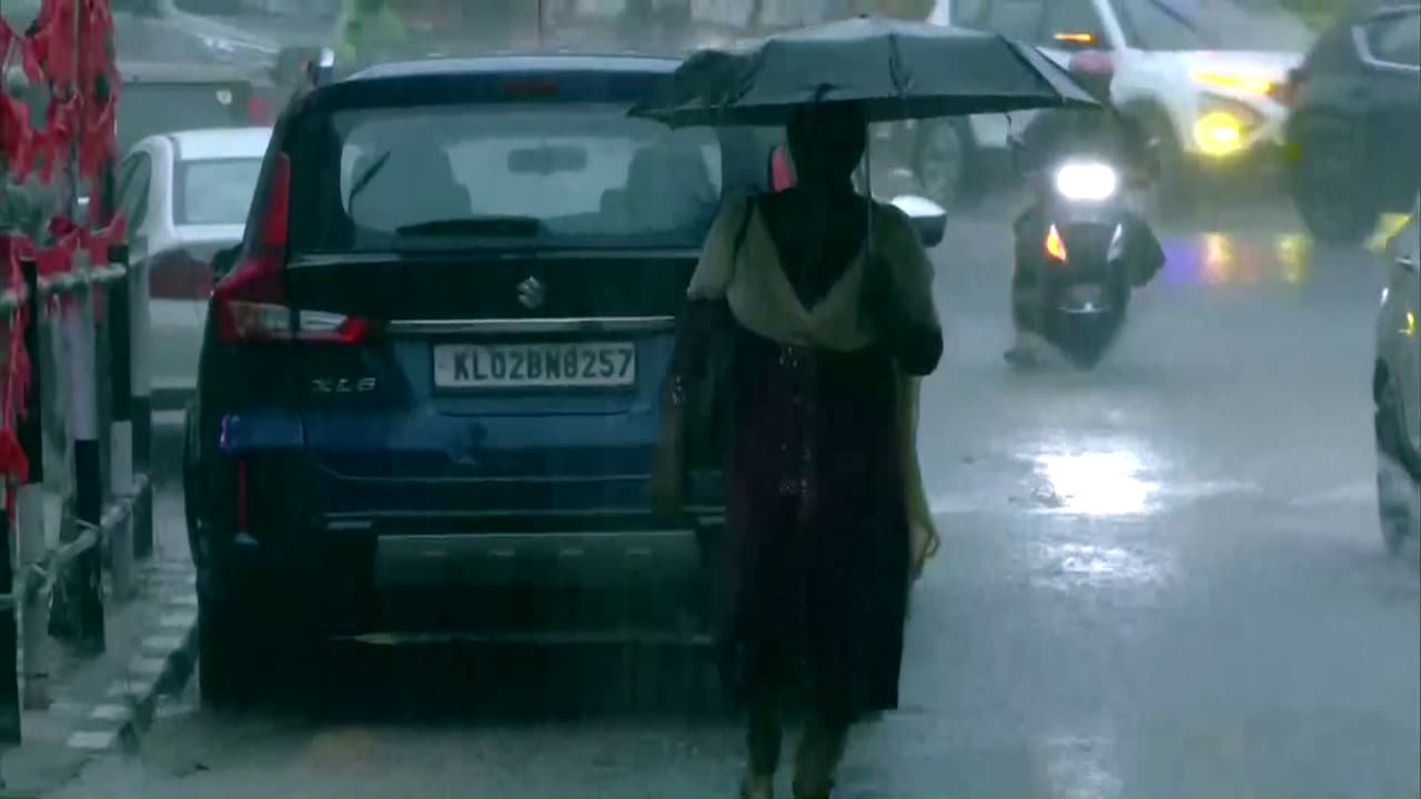 வெளுத்து வாங்கும் கனமழை