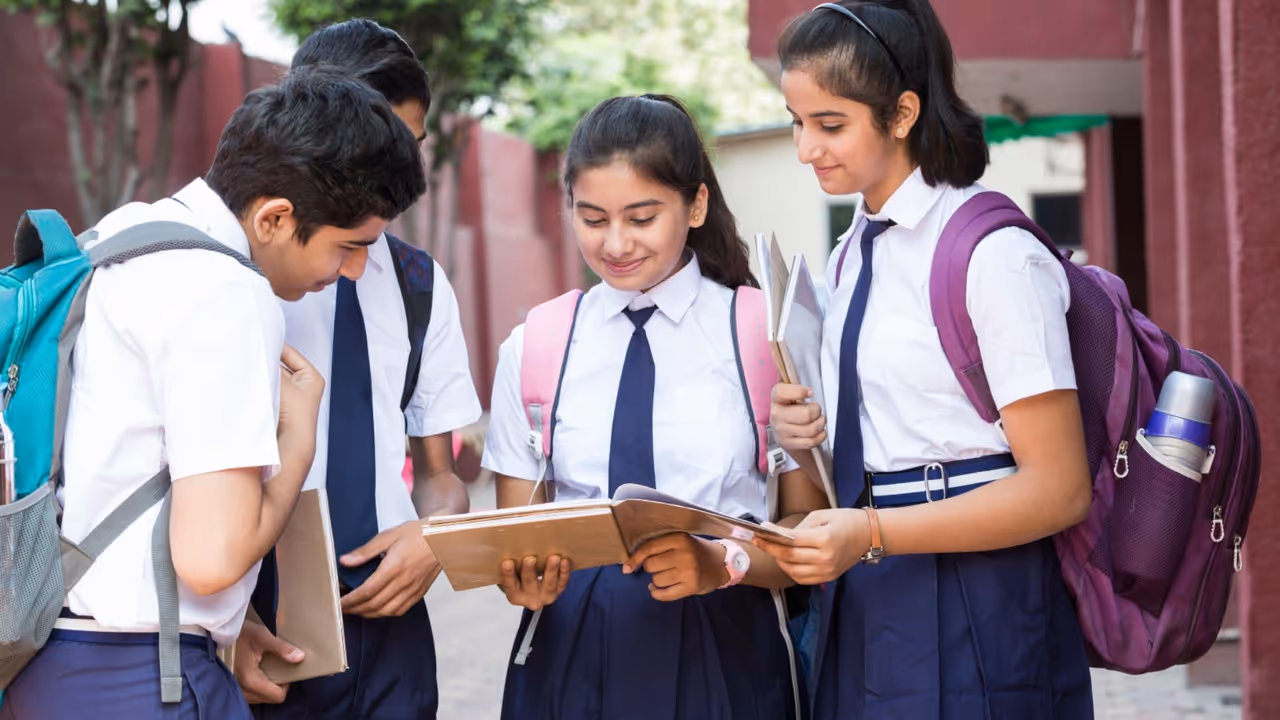 గణితంలో రెండు పేపర్లకు బదులు ఒకే పేపర్