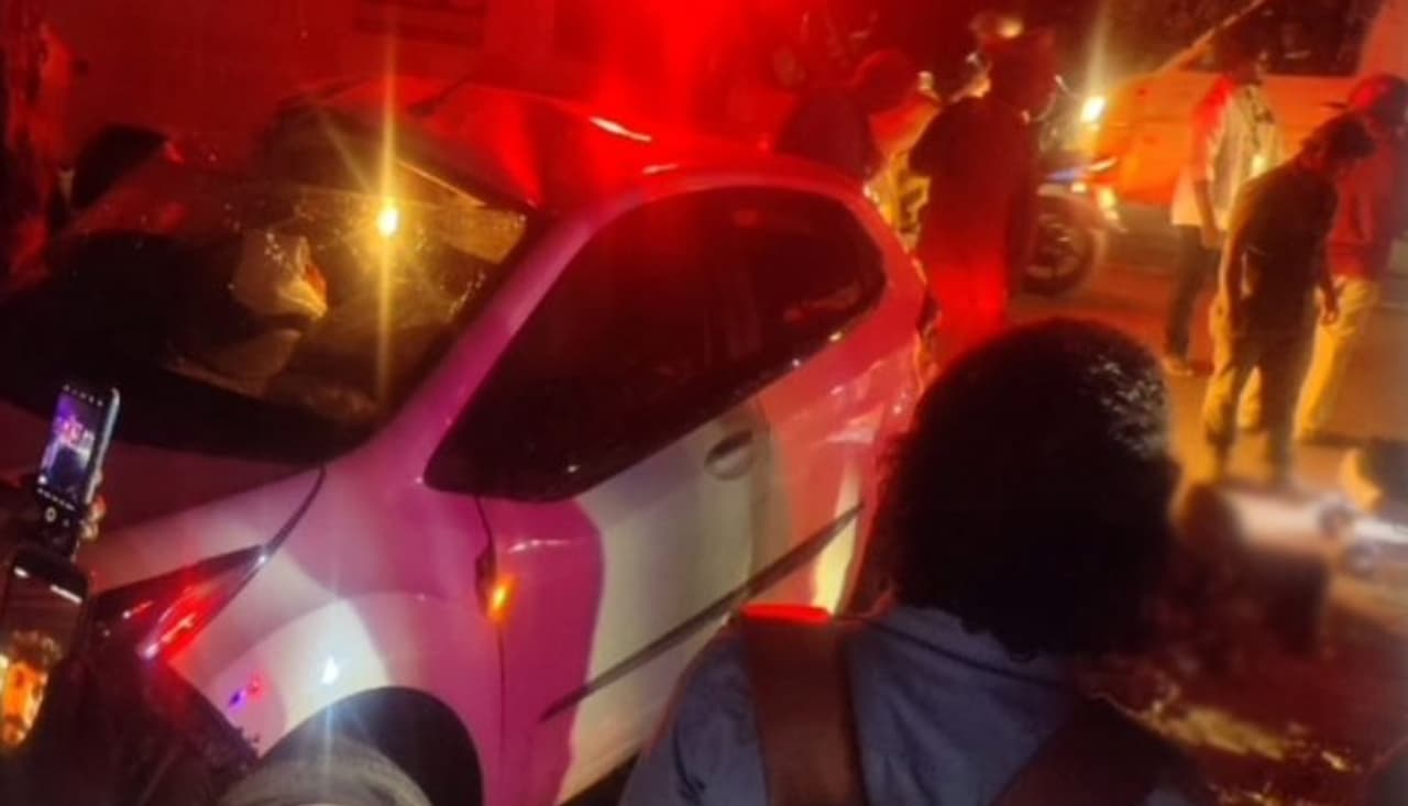 கார் மரத்தில் மோதி விபத்து