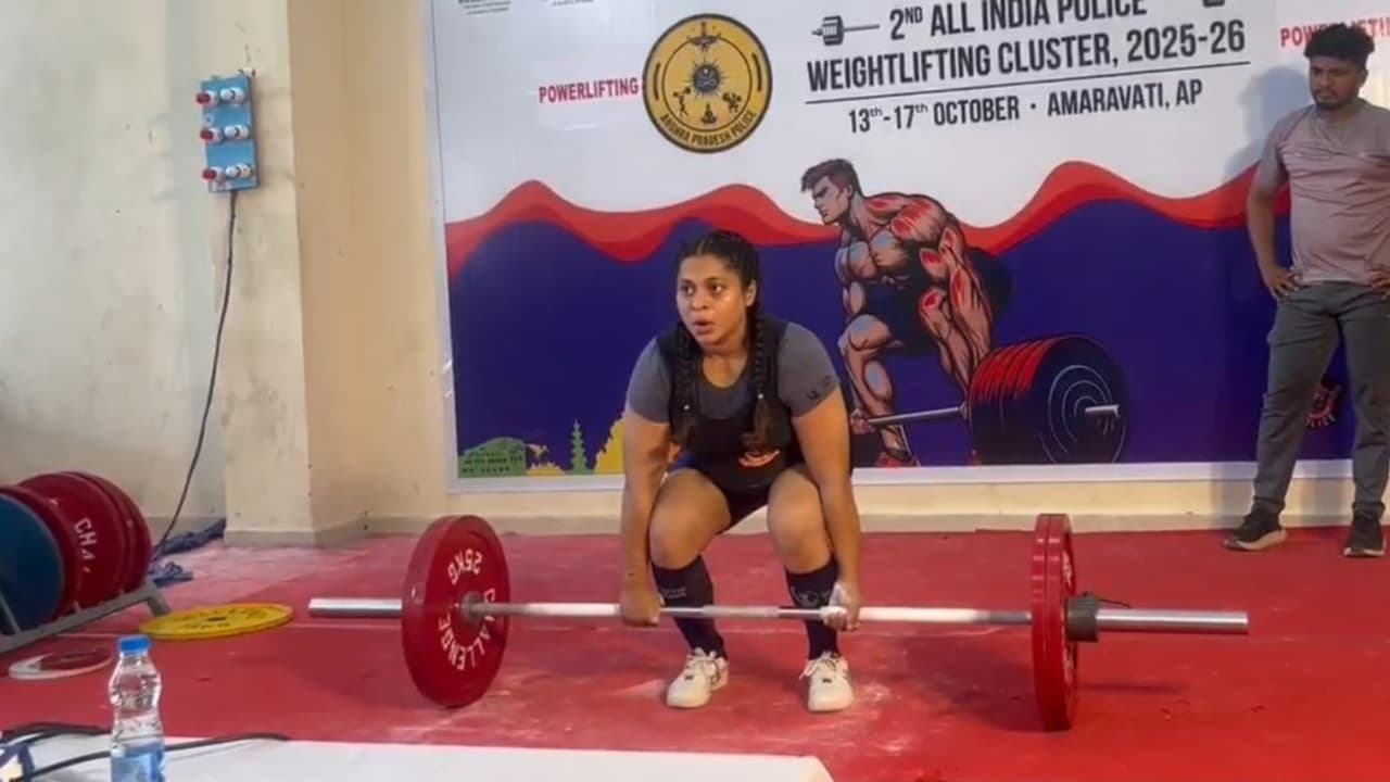 వెయిట్‌లిఫ్టింగ్ లో అదరగొట్టిన గర్భిణీ