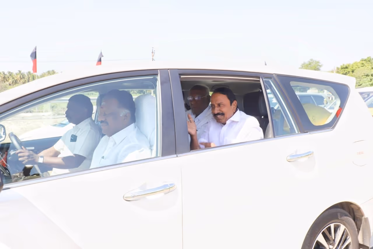 பசும்பொன்னில் ஒன்றிணைந்த அதிமுக தலைவர்கள்