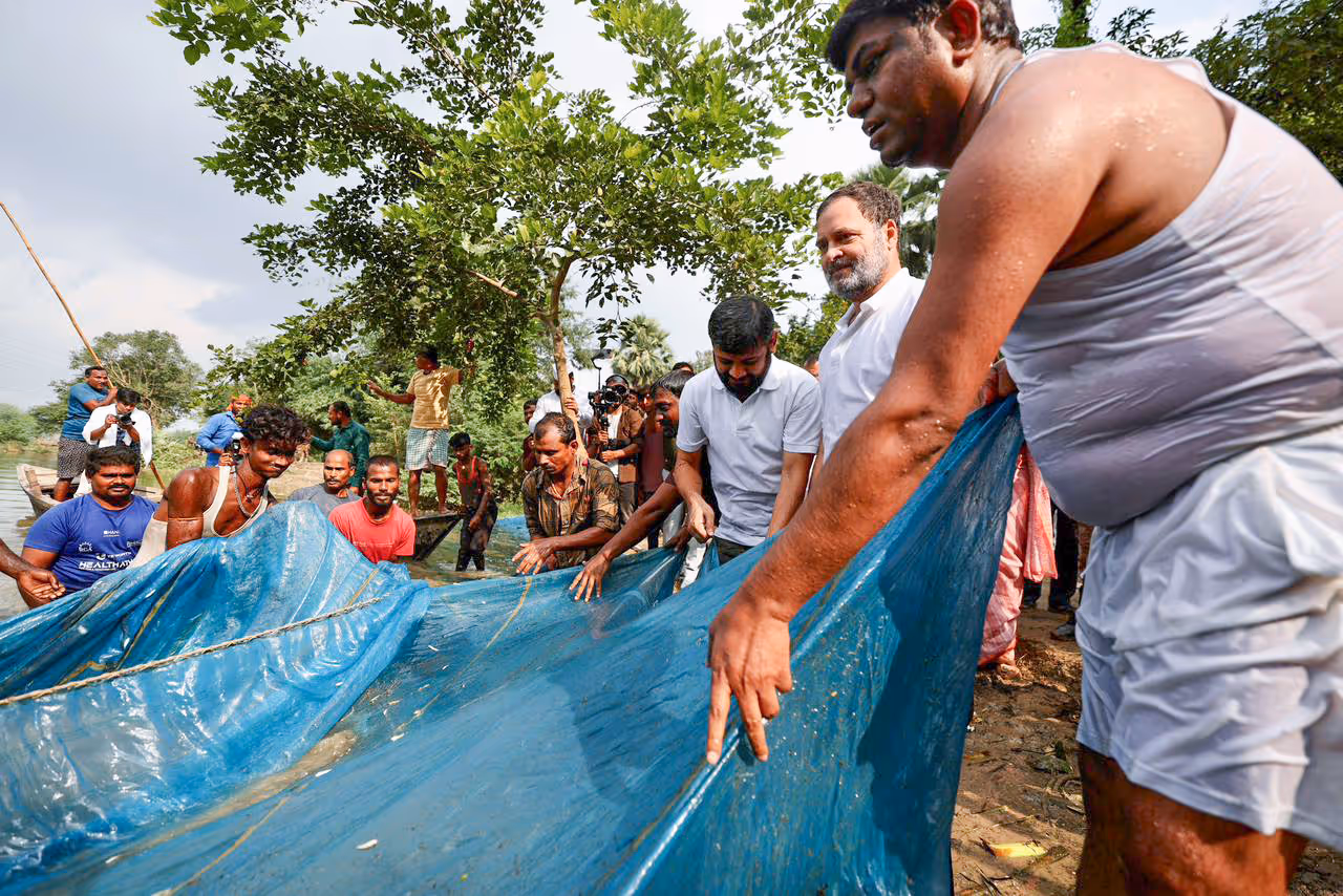 মাছ ধরছেন রাহুল গান্ধী