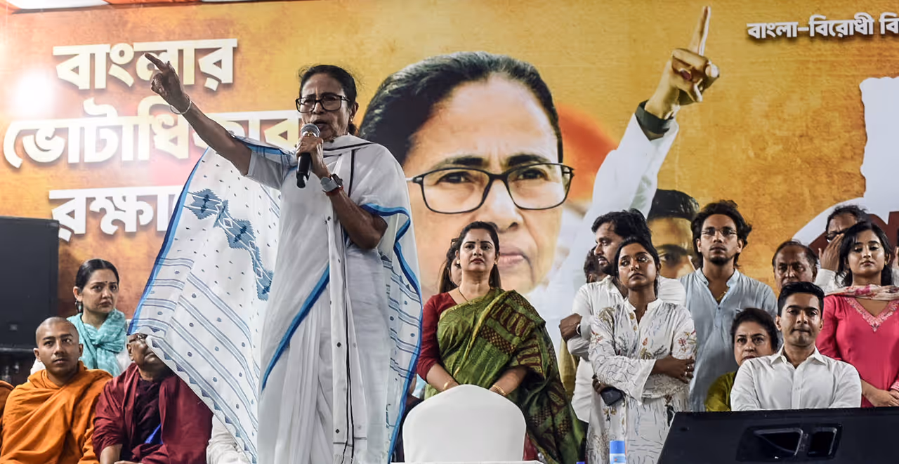 মমতা বন্দ্যাপাধ্যায়ের বাডিতে বিএলওরা