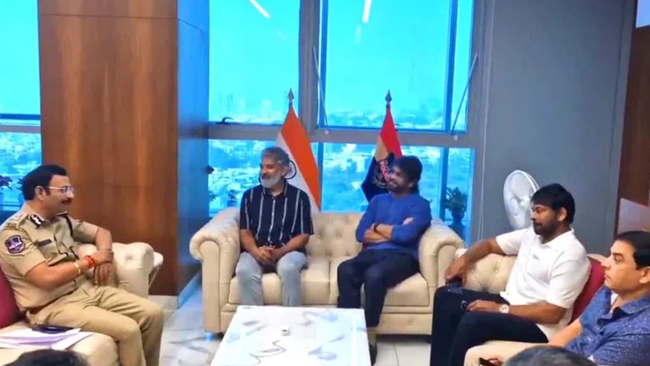 ಐಬೊಮ್ಮ ಬಗ್ಗೆ ಚಿತ್ರರಂಗದ ಗಣ್ಯರೊಂದಿಗೆ ಸಜ್ಜನರ್ ಪತ್ರಿಕಾಗೋಷ್ಠಿ ಐಬೊಮ್ಮ ಬಗ್ಗೆ ಚಿತ್ರರಂಗದ ಗಣ್ಯರೊಂದಿಗೆ ಸಜ್ಜನರ್ ಪತ್ರಿಕಾಗೋಷ್ಠಿ