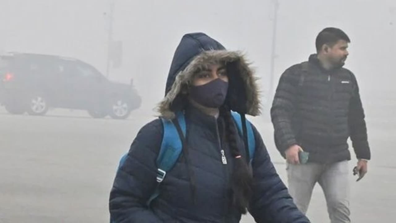 দূষণে জেরবার দিল্লি 