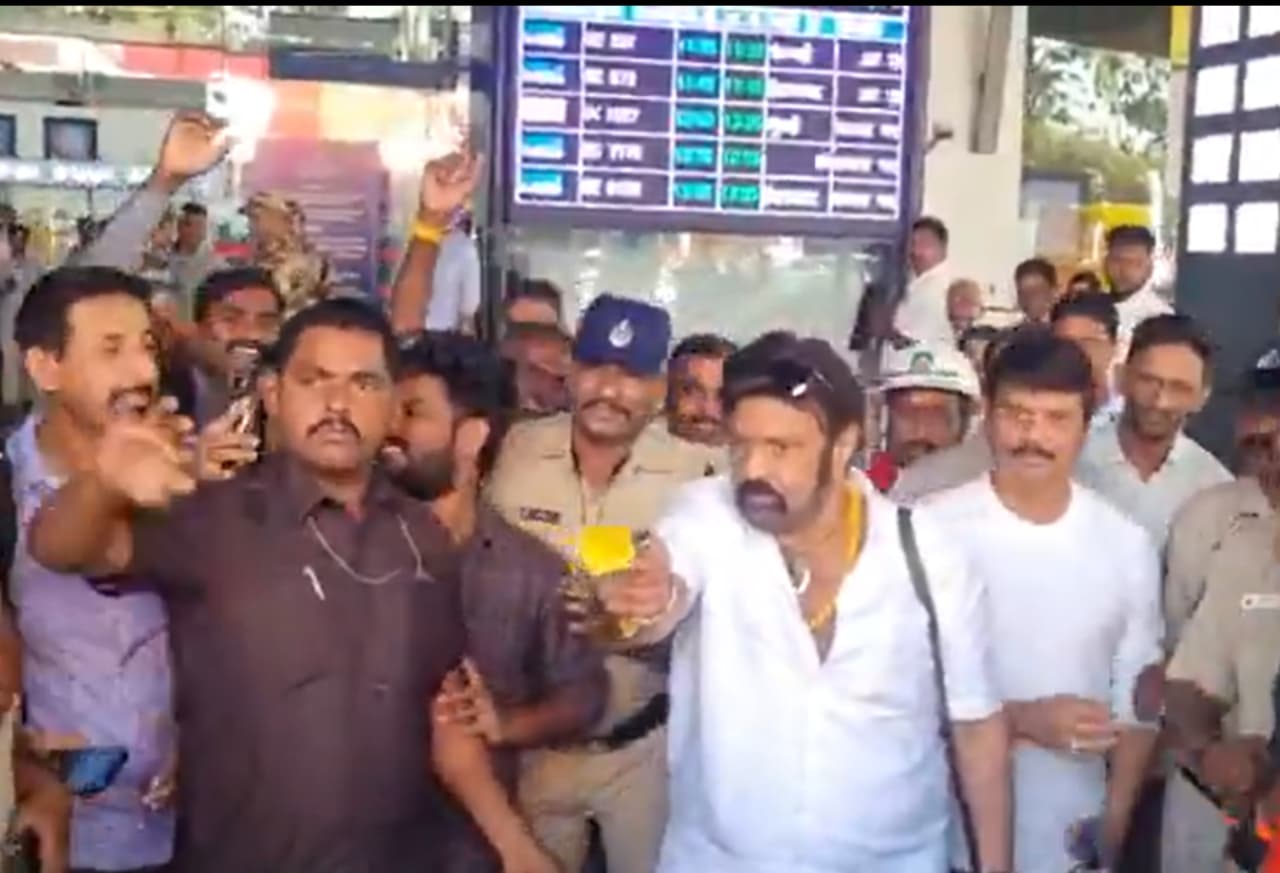 మరోసారి ఫ్యాన్స్ పై బాలయ్య ఫైర్ మరోసారి ఫ్యాన్స్ పై బాలయ్య ఫైర్