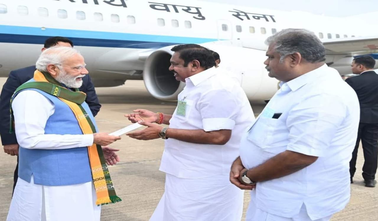 பிரதமர் மோடியை வரவேற்ற இபிஎஸ்