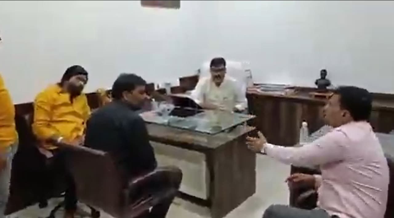 मनसे सैनिकांनी कर्मचाऱ्याला काढलं झोडपून, थोबाडीत मारताना व्हिडीओ झाला व्हायरल 