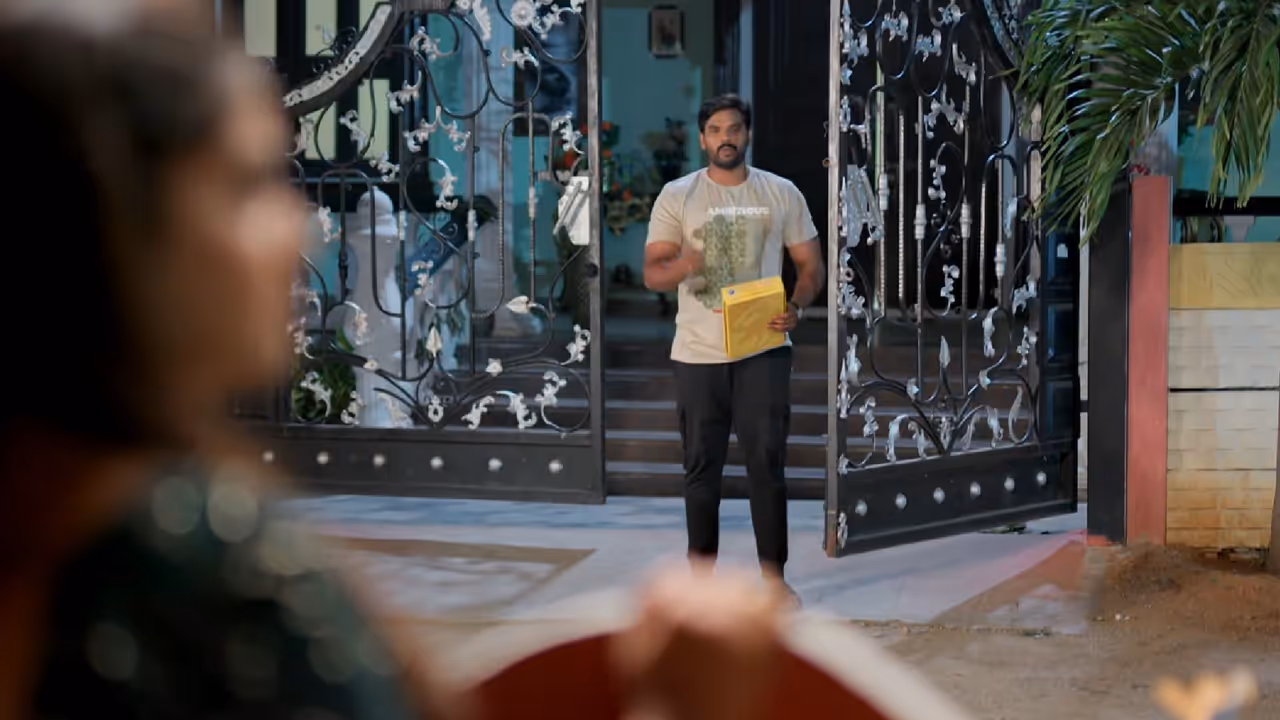 అమూల్యకు చీర ఇచ్చి విశ్వ