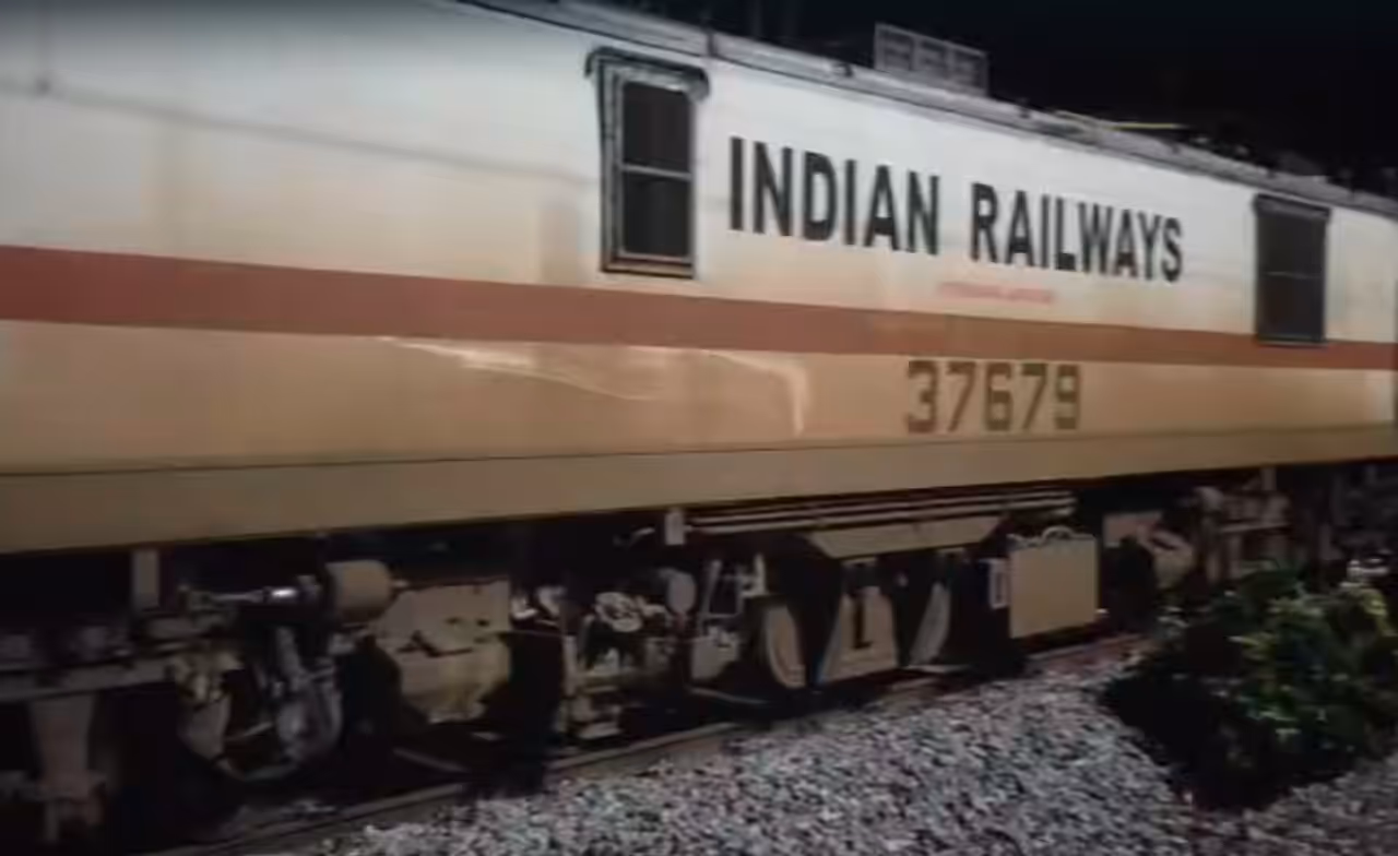 వెకేషన్కు వెళ్తున్నారా? అయితే రైల్వే అందిస్తున్న ఈ స్పెషల్ టికెట్ మీ కోసమే వెకేషన్కు వెళ్తున్నారా? అయితే రైల్వే అందిస్తున్న ఈ స్పెషల్ టికెట్ మీ కోసమే